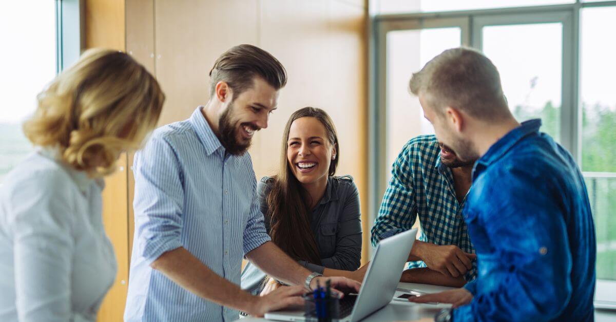 Meeting for students at dark room. Team of employees. Designer working. Just work together. Фото людей вместе работающих над проектом.